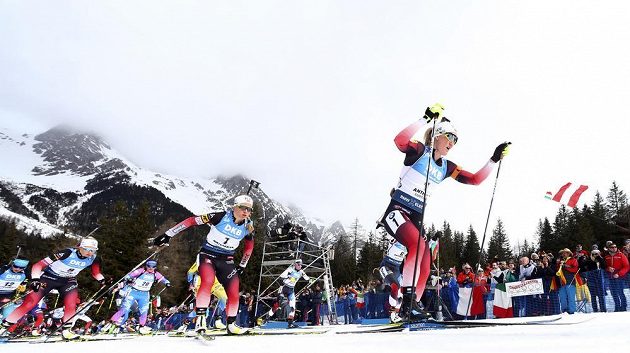 Marte Olsbu Roeiselandová z Norska pronásledovaná krajankou Tiril Eckhoffovou.