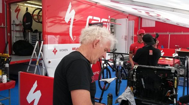 Zázemí týmu Specialized Racing, které je útočištěm Jaroslava Kulhavého. Vpopředí skotský mechanik Sandy, jenž chystá kolo pro českého olympijského vítěze.