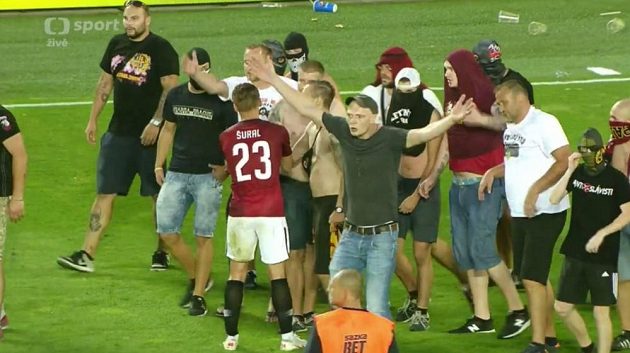 Sparťan Josef Šural se snaží zastavit rozvášněné fanoušky, kteří vnikli na hrací plochu během odvety se Suboticí.