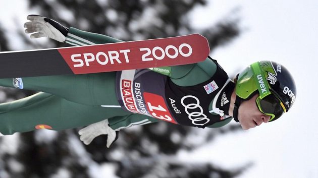 Slovinský skokan na lyžích Jurij Tepeš v prvním kole závodu Turné čtyř můstků v Bischofshofenu.