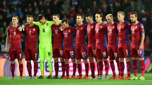 Český tým před zahájením zápasu s Tureckem při minutě ticha za oběti útoku v Ankaře.