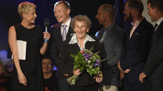 Božena Kubíčková (uprostřed) vstoupila do Síně slávy při vyhlášení ankety o nejlepšího českého biatlonistu sezony 2018/19
