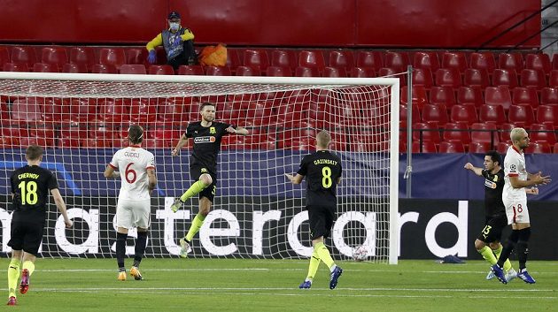 Marcus Berg (třetí zleva) z Krasnodaru se raduje poté, co z penalty překonal českého brankáře Sevilly Tomáše Vaclíka (není na snímku).