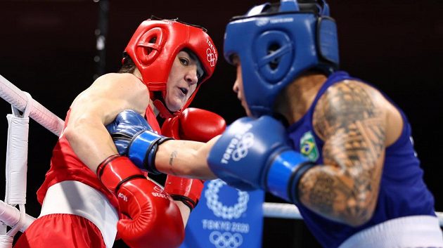 Irka Kellie Ann Harringtonová (vlevo) ve finále váhy do 60 kg proti Brazilce Beatriz Ferreiraové.