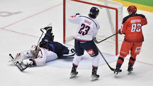Zleva brankář Slovanu Bratislava Kristers Gudlevskis, Brant Harris ze Slovanu Bratislava a Rostislav Martynek z Třince.