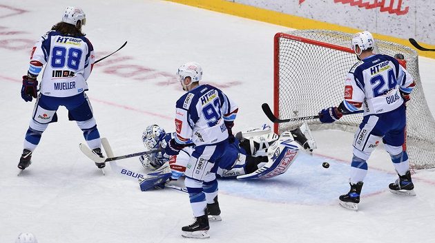 )Třetí gól Třince. Zleva Peter Mueller z Brna, překonaný brankář Brna Karel Vejmelka, Petr Holík z Brna a Michal Gulaši z Brna.