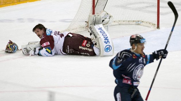 Brankář Sparty Tomáš Pöpperle po inkasovaném gólu, vpravo útočník Liberce Branko Radivojevič.