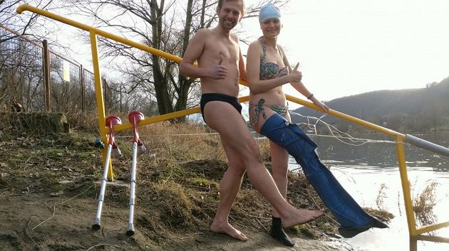 Někoho k otužování přivede osud partnerky.
