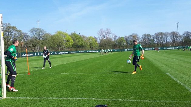 Čeští brankáři Jiří Pavlenka (vpravo) s Jaroslavem Drobným při tréninku Werderu Brémy.