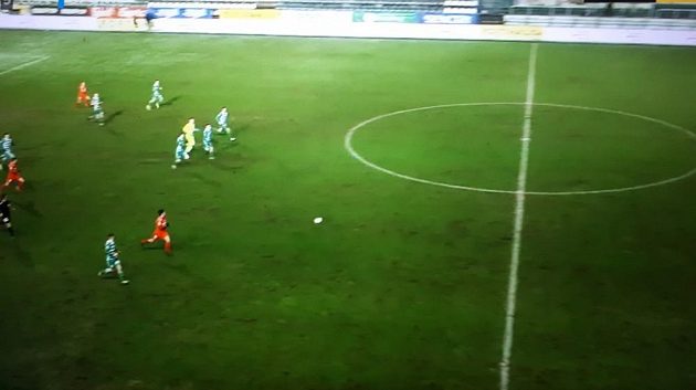 Situace ze závěru duelu zápasu Bohemians 1905 - Brno, kdy se několik domácích hráčů hnalo na prázdnou bránu Zbrojovky. Vystavili se však do ofsajdu.