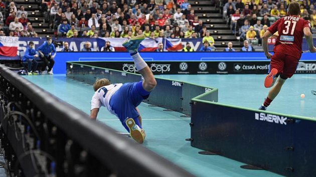 Zleva Joonas Pylsy z Finska a český reprezentant Josef Rýpar v semifinále MS v Praze.