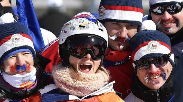 Česká reprezentantka Šárka Pančochová se fotí s fanoušky po druhé finálové jízdě.