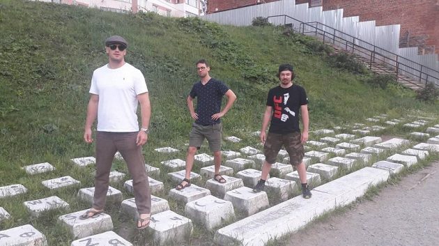 Trenér Dan Barták (vpravo), Viktor Pešta (vlevo) a Šimon Pešta v Rusku na obří klávesnici.