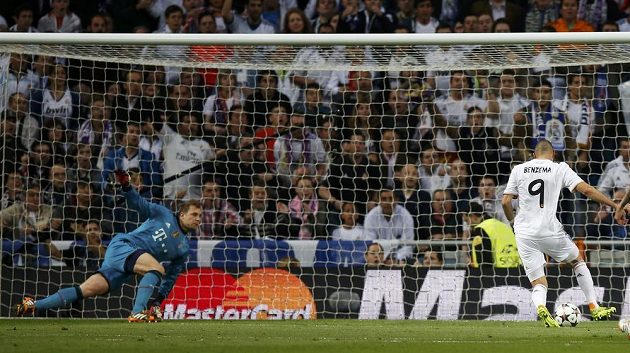 Karim Benzema otevírá skóre, Real v tu chvíli vedl 1:0. Manuel Neuer v bráně Bayernu neměl šanci.