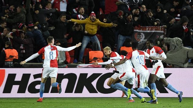 Hráči Slavie se radují z rozhodujícího gólu