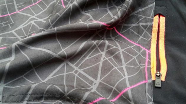 Pánská bunda Reebok ONE Series Paris Jacket, detail kapsy.