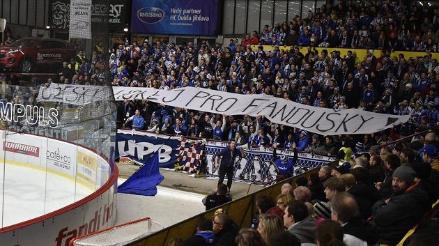 Fanoušci reagovali transparentem Český hokej pro fanoušky!! na rozhodnutí vedení extraligy uzavřít na jeden zápas fanouškovské kotle v Plzni a Brně.