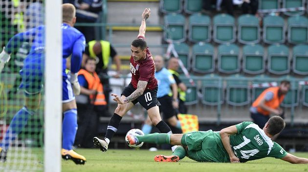 Zleva brankář Bohemians Roman Valeš, Nicolae Stanciu ze Sparty a Michal Šmíd z Bohemians.