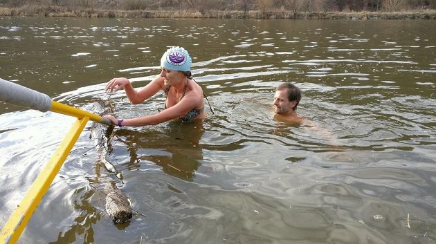 Důležité je často nepřimrznout k zábradlí.