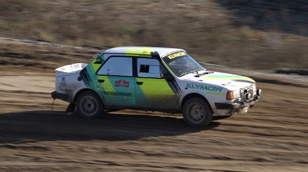 Ondřej Klymčiw v historickém vozu Škoda 130 LR před Dakarem 2021