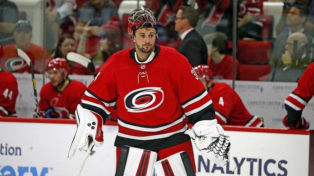 Český brankář Petr Mrázek ve službách Caroliny v přípravném utkání proti Washingtonu.