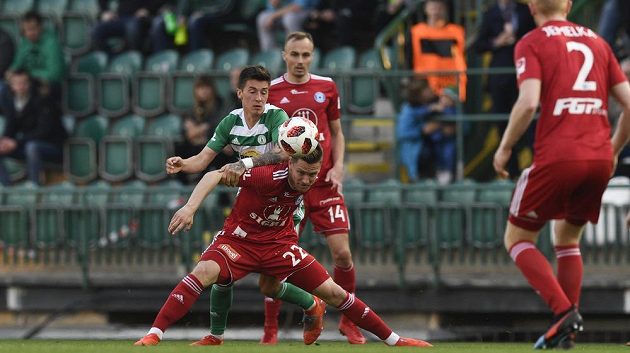 Antonín Vaníček z Bohemians, Lukáš Kalvach, Pavel Dvořák a Václav Jemelka, všichni z Olomouce v akci během čtvrtfinále MOL Cupu.