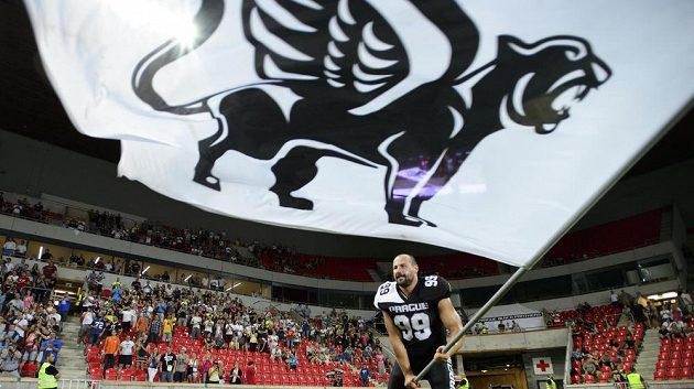 Pavel Hruzík z týmu Prague Black Panthers slaví vítězství v ligovém finále Czech Bowl.