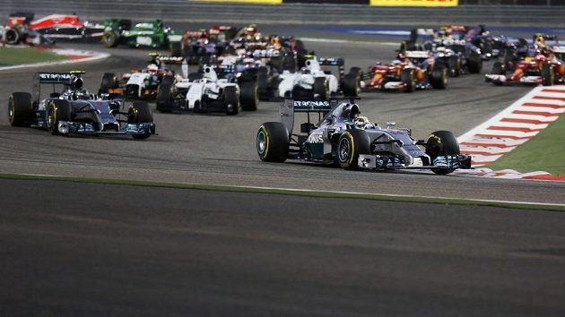 Po startu Velké ceny Bahrajnu se dostal do vedení Lewis Hamilton, druhý je jeho stájový kolega z Mercedesu Nico Rosberg.