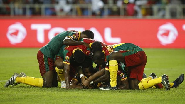 Radost fotbalistů Kamerunu z vyrovnávacího gólu ve finále afrického šampionátu.