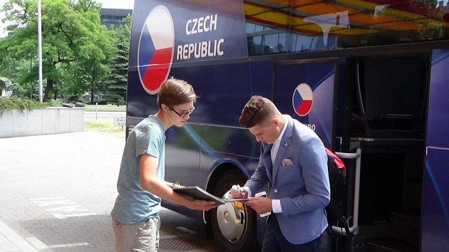 Útočník Patrik Schick se podepisuje jednomu z lovců autogramů po příjezdu české fotbalové reprezentace do 21 let na ME do Polska.