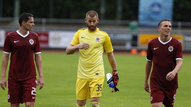 Zleva fotbalisté Sparty Mario Holek, David Bičík a Bořek Dočkal po výhře 4:0 nad Basilejí.