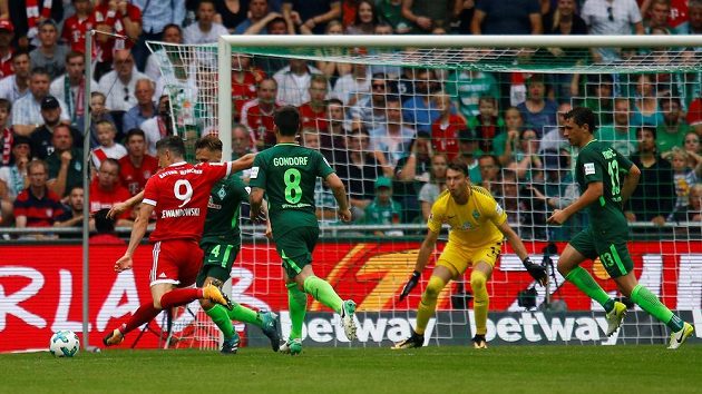 Český gólman Jiří Pavlenka se chystá zasáhnout, ale Lewandowski z Bayernu mu nakonec dal dva góly. Werder Brémy doma prohrál s Bayernem v bundesligovém utkání 0:2.