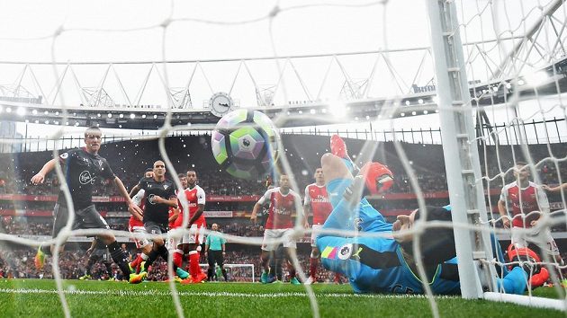 Míč je v bráně Arsenalu. Dušan Tadič ze Southamptonu trefil břevno, pak se baón od těla Petra Čecha odrazil do sítě.