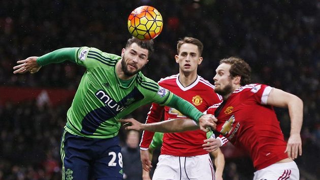 Útočník Charlie Austin z Southamptonu v souboji s Dannym Blindem z Manchesteru United v zápase 23. kola anglické Premier League.