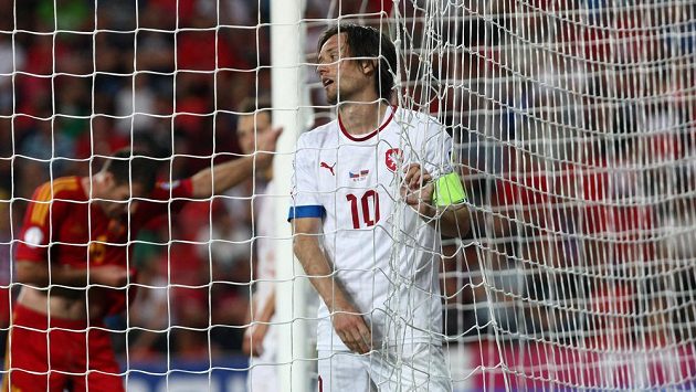 Zklamaný kapitán české fotbalové reprezentace Tomáš Rosický. Národní tým s Arménií prohrál.