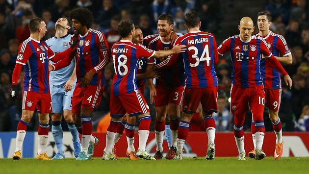 Xabi Alonso (čtvrtý zprava) oslavuje se spoluhráči z Bayernu svoji vyrovnávací trefu do sítě Manchesteru City.