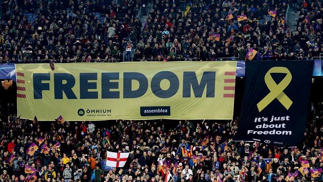 Barcelonští fanoušci vyvěsili před zápasem s Chelsea transparent s nápisem "Svoboda".