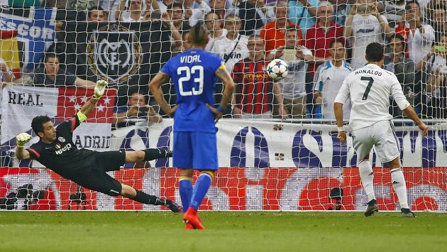 Cristiano Ronaldo z Realu Madrid (vpravo) překonává z penalty gólmana Juventusu Gianluigiho Buffona.