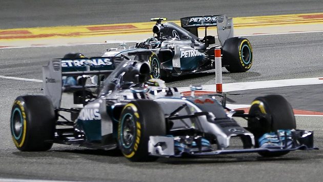 Piloti stáje Mercedes. Vpředu Brit Lewis Hamilton, druhý Nico Rosberg z Německa.