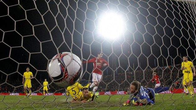 Henrich Mchitarjan z Manchesteru United střílí gól v zápase EL proti Rostovu.