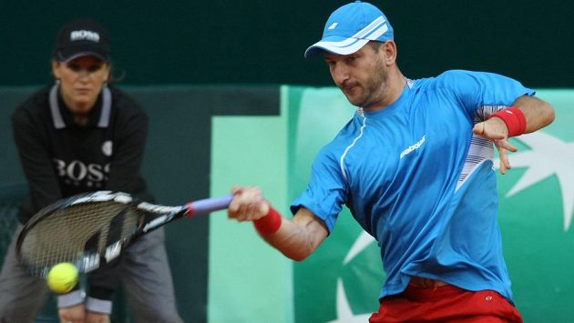 Český tenista Jan Hájek v daviscupovém utkání s Kazachem Michailem Kukuškinem.