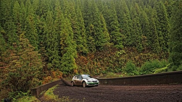 Jan Kopecký se Škodou Fabia S2000 na trati Rallye Azory 2013.