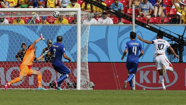 Brankář Itálie Gianluigi Buffon inkasuje gól od Kostaričana Bryana Ruíze (vpravo).