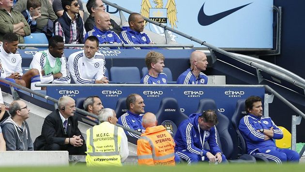 John Terry z Chelsea zamířil po přestávce utkání s Manchesterem City na pro něj neobvyklé místo - mezi rezervní hráče (na druhé lavičce náhradníků třetí zleva).