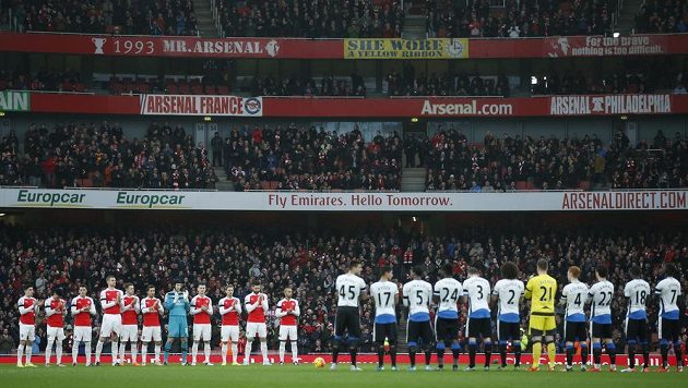 Fotbalisté Arsenalu a Newcastlu si minutou ticha připomněli zesnulého brankáře Pavla Srníčka.