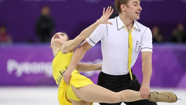 Sportovní dvojice z OSR Kristina Astachová a Alexej Rogonov během volné jízdy olympijského závodu.