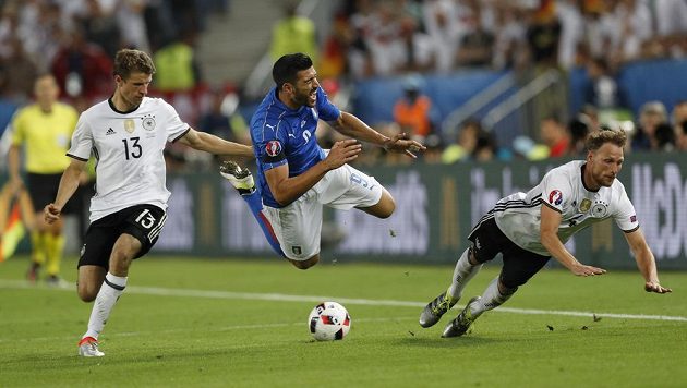 Takhle si Thomas Müller (vlevo) a Benedikt Höwedes vzali do parády italského útočníka Graziana Pellého.