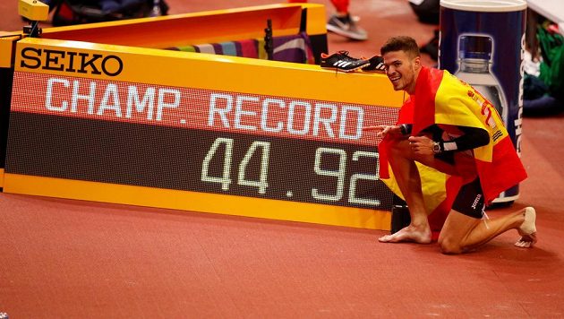 Španěl Oscar Husillos už pózoval fotografům u tabule s novým rekordem šampionátu, který vytvořil ve finále běhu na 400 metrů. Radoval se však předčasně...