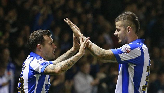 Ross Wallace (vlevo), autor prvního gólu Sheffieldu Wednesday, oslavuje svoji trefu s Danielem Pudilem.