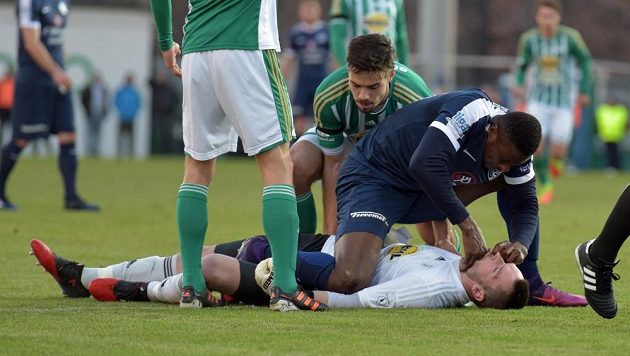 Útočník Slovácka Francis Kone vytahuje jazyk brankáři Berkovcovi. Jeho gesto vyhrálo v kategorii Fair Play.